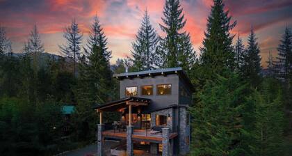 Luxe Summer Chalet w/ Hot tub, Foosball& Mtn Views