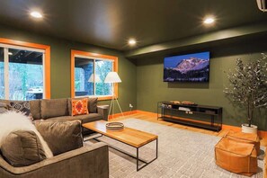 Smart-TV, Kamin, Arbeitsbereiche