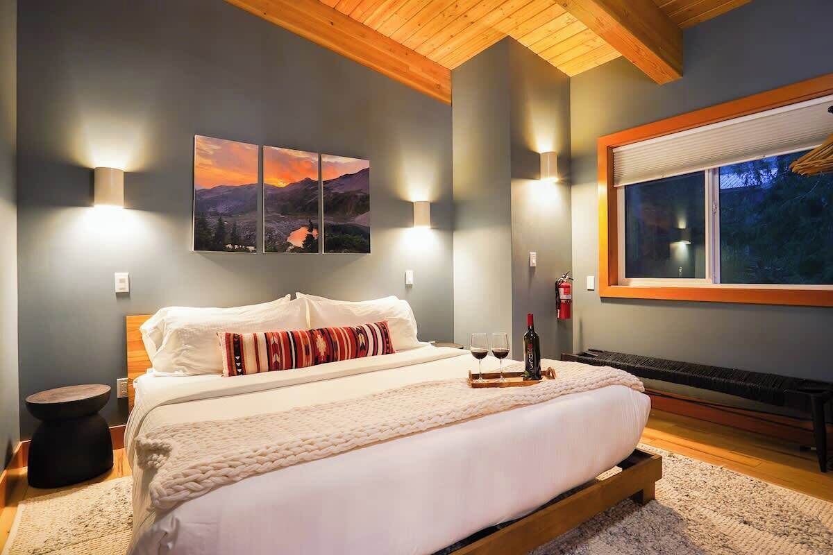 3 bedrooms, iron/ironing board, travel crib, WiFi (free)