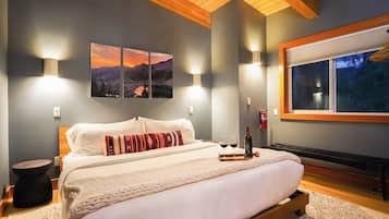 3 bedrooms, iron/ironing board, travel crib, WiFi (free)