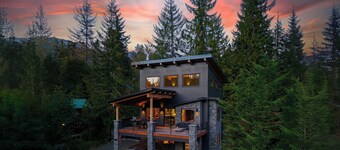 Whistler Inspired View Home w/Hot Tub, Starlink Internet & Fireplace ~ Minutes to Mt. BAKER