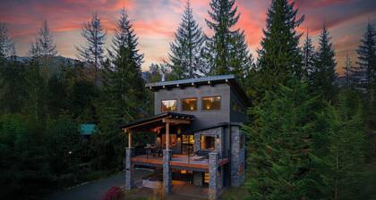 Whistler Inspired View Home w/Hot Tub, Starlink Internet & Fireplace ~ Minutes to Mt. BAKER