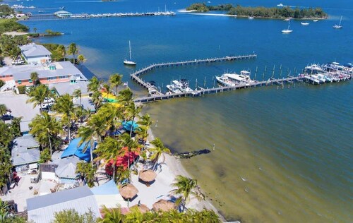 Beach Getaway (Pool & 2 King Beds)