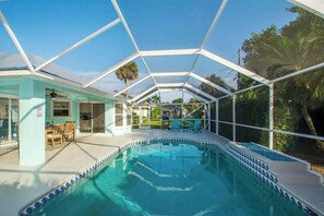 A heated pool - Beach Getaway (Pool & 2 King Beds) (Sebastian)