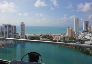 Un balcone con vista sulla città e su un corpo d'acqua.