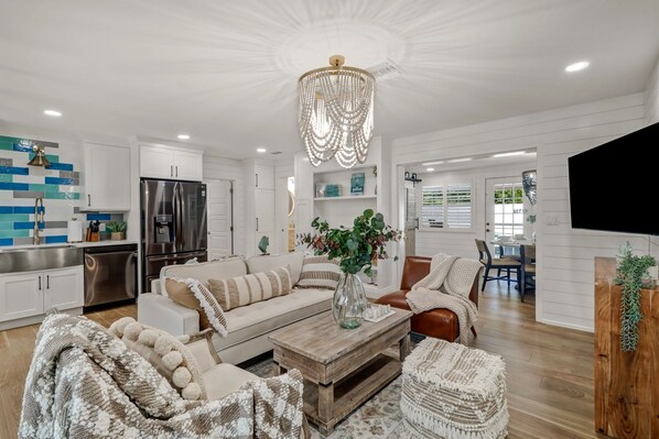 Smart TV, tavolo da calcetto, tavolo da ping pong, impianto stereo