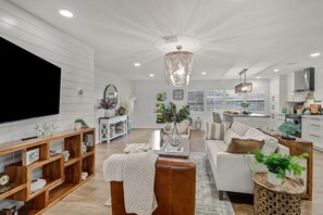 Smart TV, tavolo da calcetto, tavolo da ping pong, impianto stereo