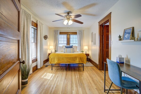 2 bedrooms, in-room safe, desk, iron/ironing board