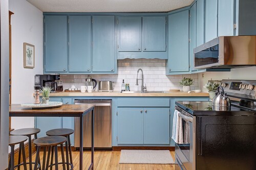 Redesigned Family/Pet Friendly 🐶 Carriage House Minutes walk to Downtown