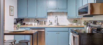 Redesigned Family/Pet Friendly 🐶 Carriage House Minutes walk to Downtown