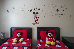 4 bedrooms, desk, travel cot, free WiFi - Book 5 nights get 6. ¡Family house near Disney! (Kissimmee)