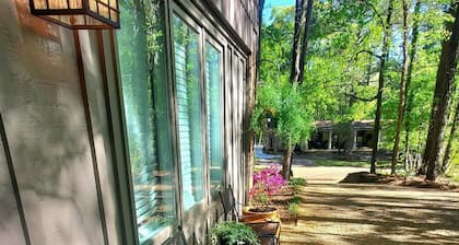 ✨Luxurious & Dreamy Den in Exclusive Neighborhood✨