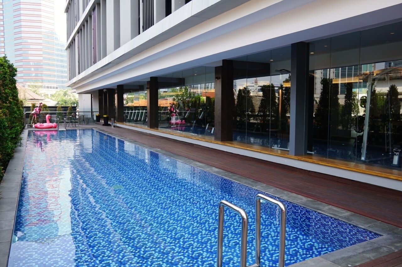 Una piscina al aire libre