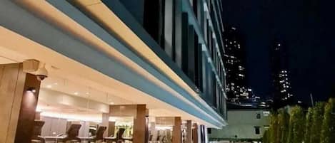 สระว่ายน้ำกลางแจ้ง