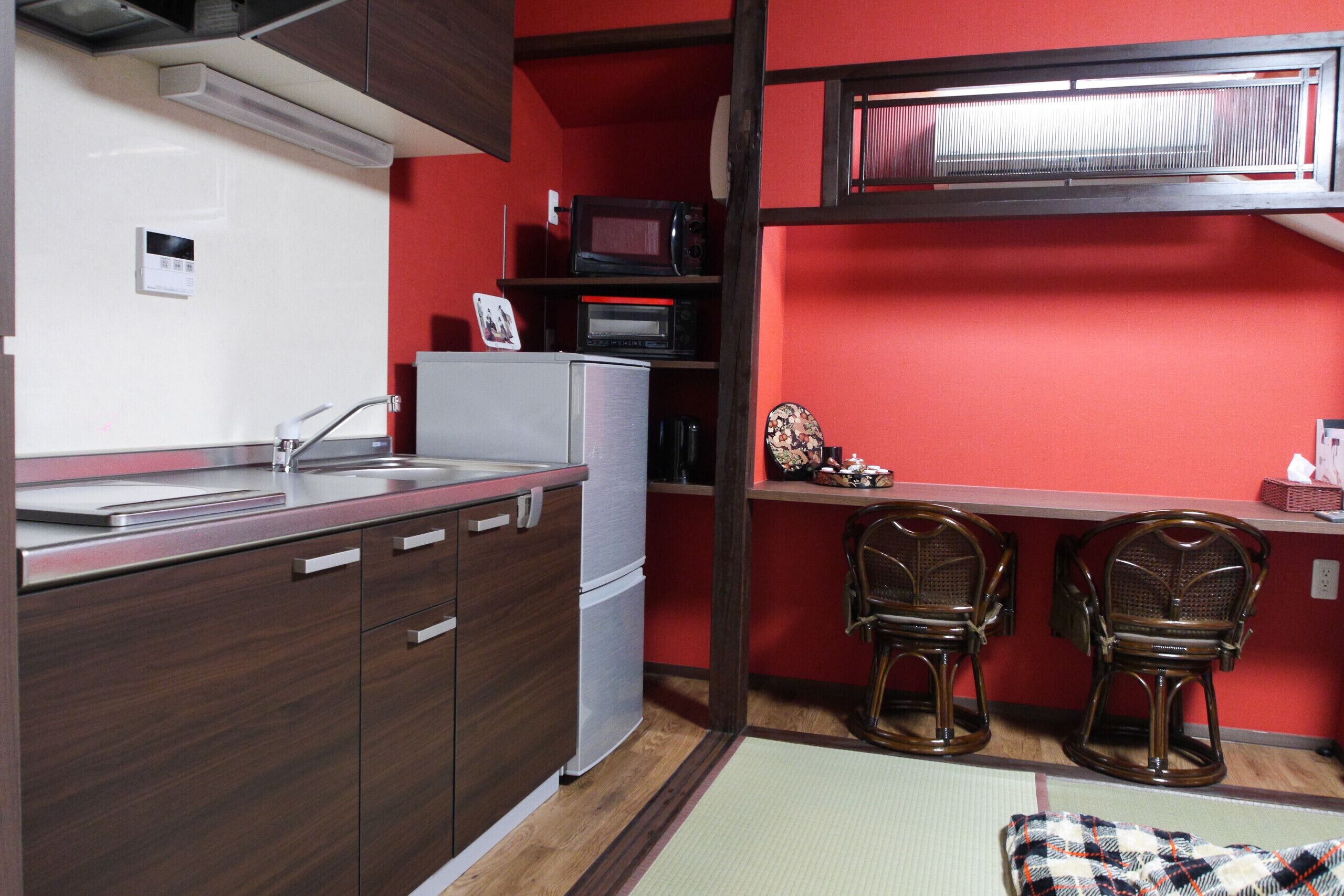 Kjøleskap, mikrobølgeovn, vannkoker og brødrister