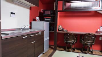 Kjøleskap, mikrobølgeovn, vannkoker og brødrister