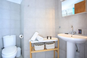 Kombination af bruser/badekar, hårtørrer, håndklæder