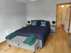 3 chambres, fer et planche à repasser, Wi-Fi, draps fournis