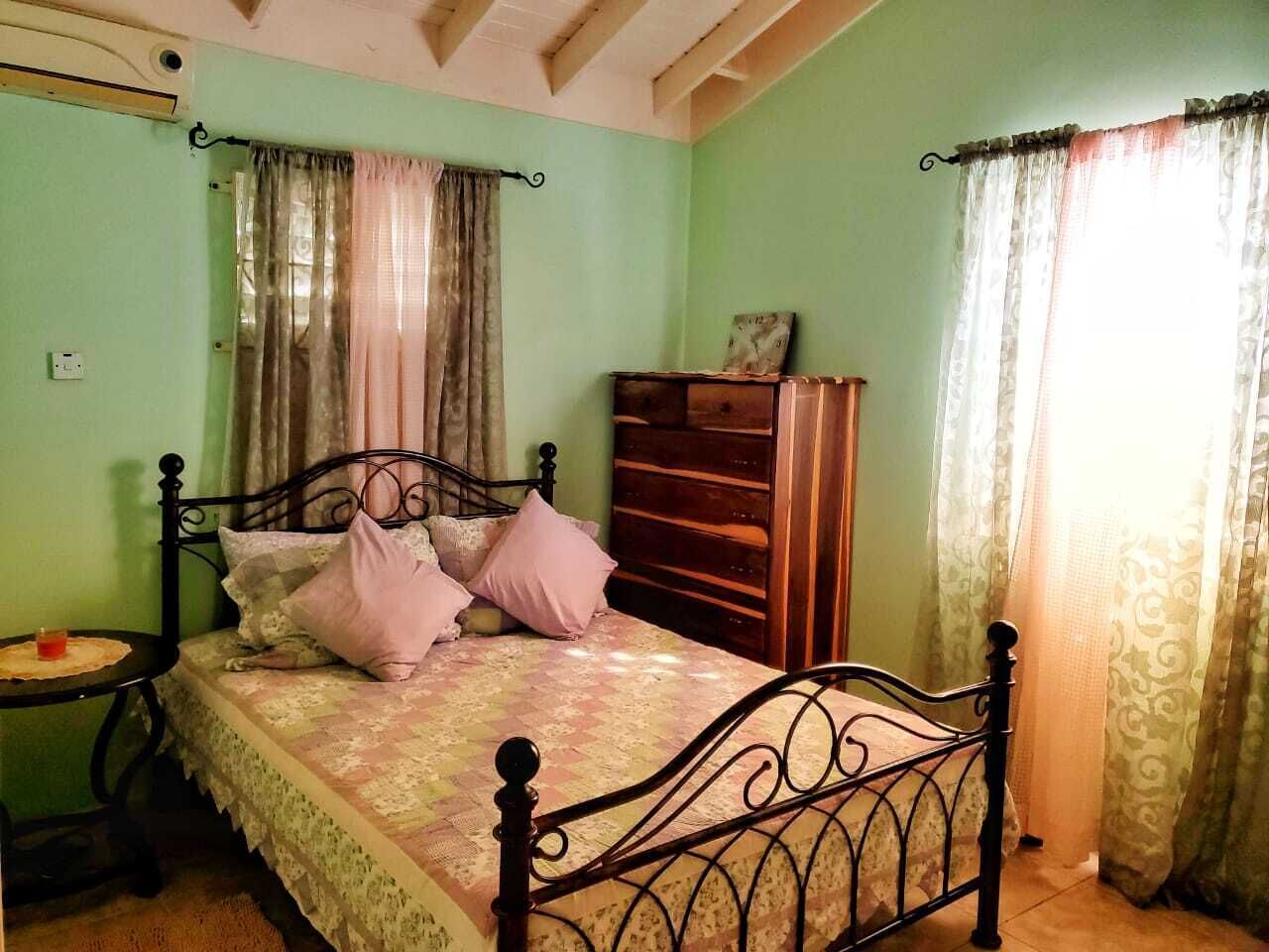 Ein Schlafzimmer mit einem Bett, einem Schminktisch und einem Nachttisch.