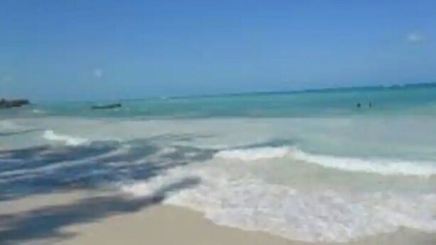 A beach with clear blue water and waves. - 2 Bed-Sleeps 4-Gated community-5 Min Town Centre (Florence Hall Village)