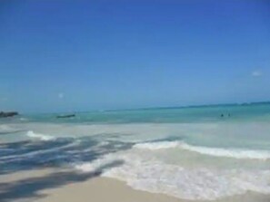 A beach with clear blue water and waves. - 2 Bed-Sleeps 4-Gated community-5 Min Town Centre (Florence Hall Village)