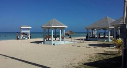 2 Bed-Sleeps 4-Gated community-5 Min Town Centre