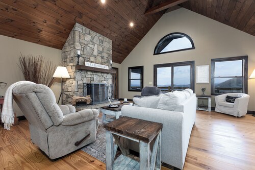 Spectacular view, cozy, peaceful, fireplace and private!