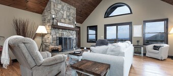 Spectacular view, cozy, peaceful, fireplace and private!