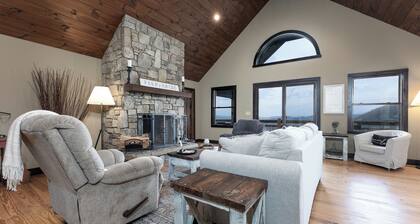Spectacular view, cozy, peaceful, fireplace and private!