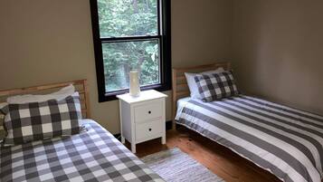 3 bedrooms, desk, iron/ironing board, free WiFi