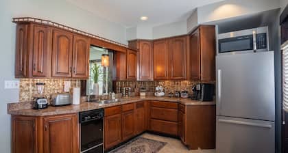 *GREAT PRICES*NEW*6 Bed*2.5 Bath*Next to UD*Sleeps 14*Kid Friendly*PATIO