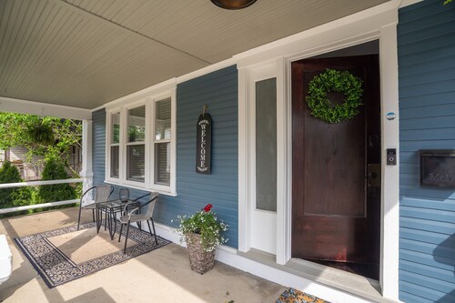 6 Bed 2.5 Bath Next to UD  Sleeps 14 PATIO