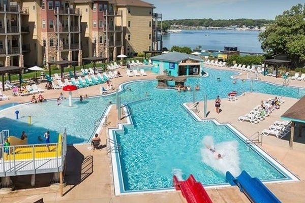 Una piscina techada, una piscina al aire libre