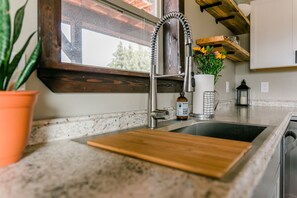 Fridge, microwave, oven, stovetop - Relaxing, quiet cabin close to Glacier Park! (Columbia Falls)