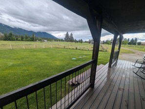Terrace/patio - Relaxing, quiet cabin close to Glacier Park! (Columbia Falls)