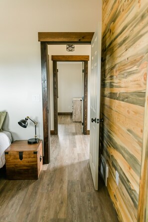 3 bedrooms, iron/ironing board, travel crib, free WiFi - Relaxing, quiet cabin close to Glacier Park! (Columbia Falls)