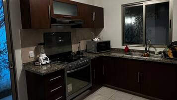 Frigorífic, microones, forn i cafetera i tetera