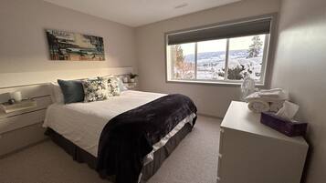 2 bedrooms, in-room safe, desk, iron/ironing board