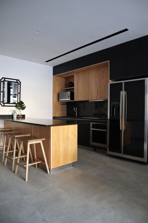 Kühlschrank, Mikrowelle, Ofen, Herdplatte