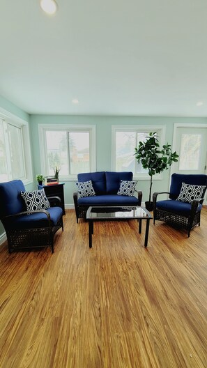 Smart TV - Vacation Home - Discount Available on  Monthly Stays  (Port elgin)