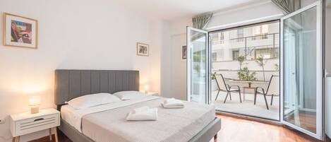 5 bedrooms, iron/ironing board, internet, bed sheets