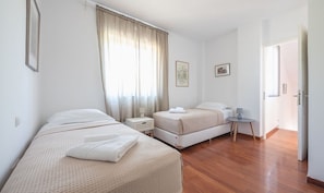 5 bedrooms, iron/ironing board, internet, bed sheets
