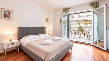 5 bedrooms, iron/ironing board, internet, bed sheets