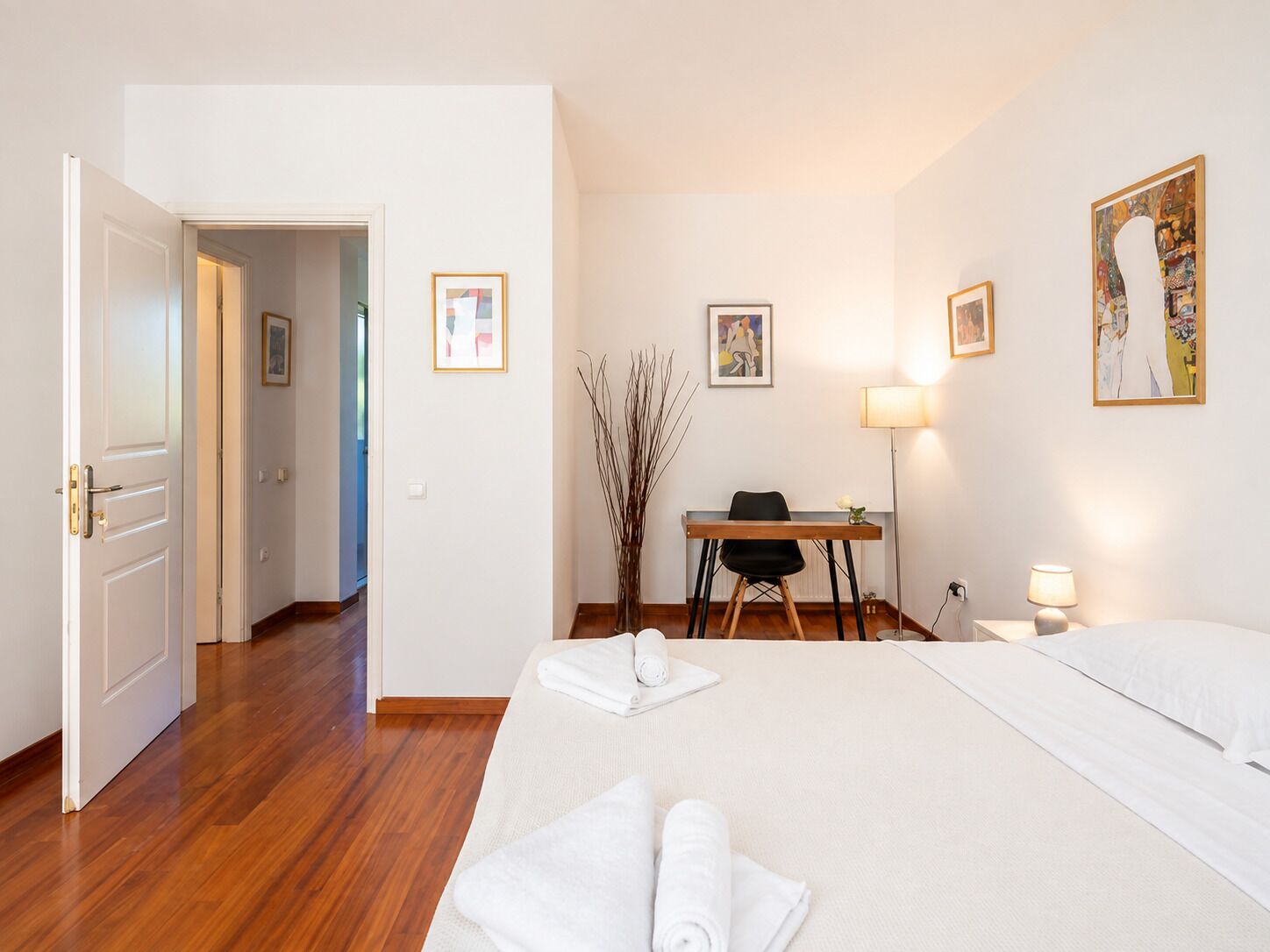 5 bedrooms, iron/ironing board, internet, bed sheets