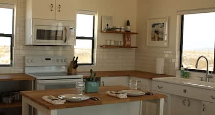 Huge Views in North Joshua Tree w/ Outdoor Bathtub & Shower