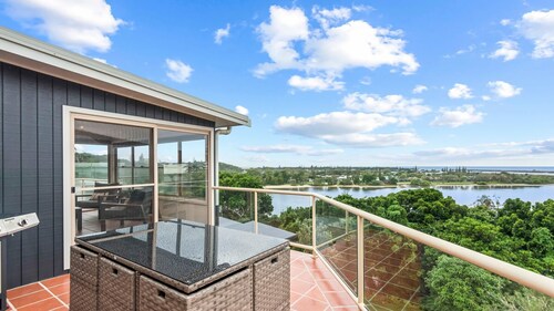 Shaws View - Breathtaking Shaws Bay Views