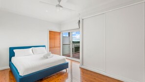 4 bedrooms, iron/ironing board, free WiFi, bed sheets