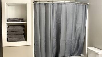 Kombinert dusj/badekar, hårføner, håndklær og såpe