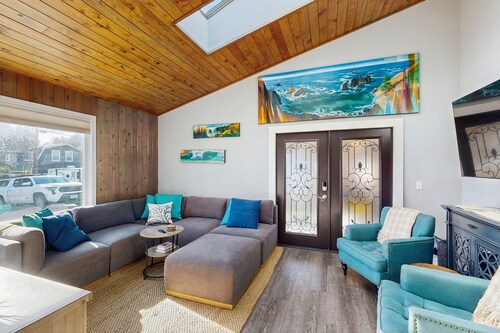 Beautiful oceanview home with enclosed yard, washer/dryer, WiFi, & Netflix