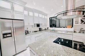 Mikrowelle, Wasserkocher mit Kaffee-/Teezubehör, Wasserkocher, Toaster